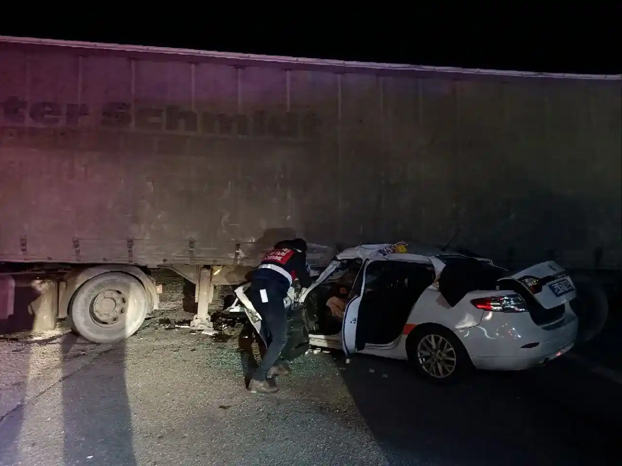 Otomobil acil çıkıştan dönmek isteyen tıra ok gibi saplandı: 1 ölü
