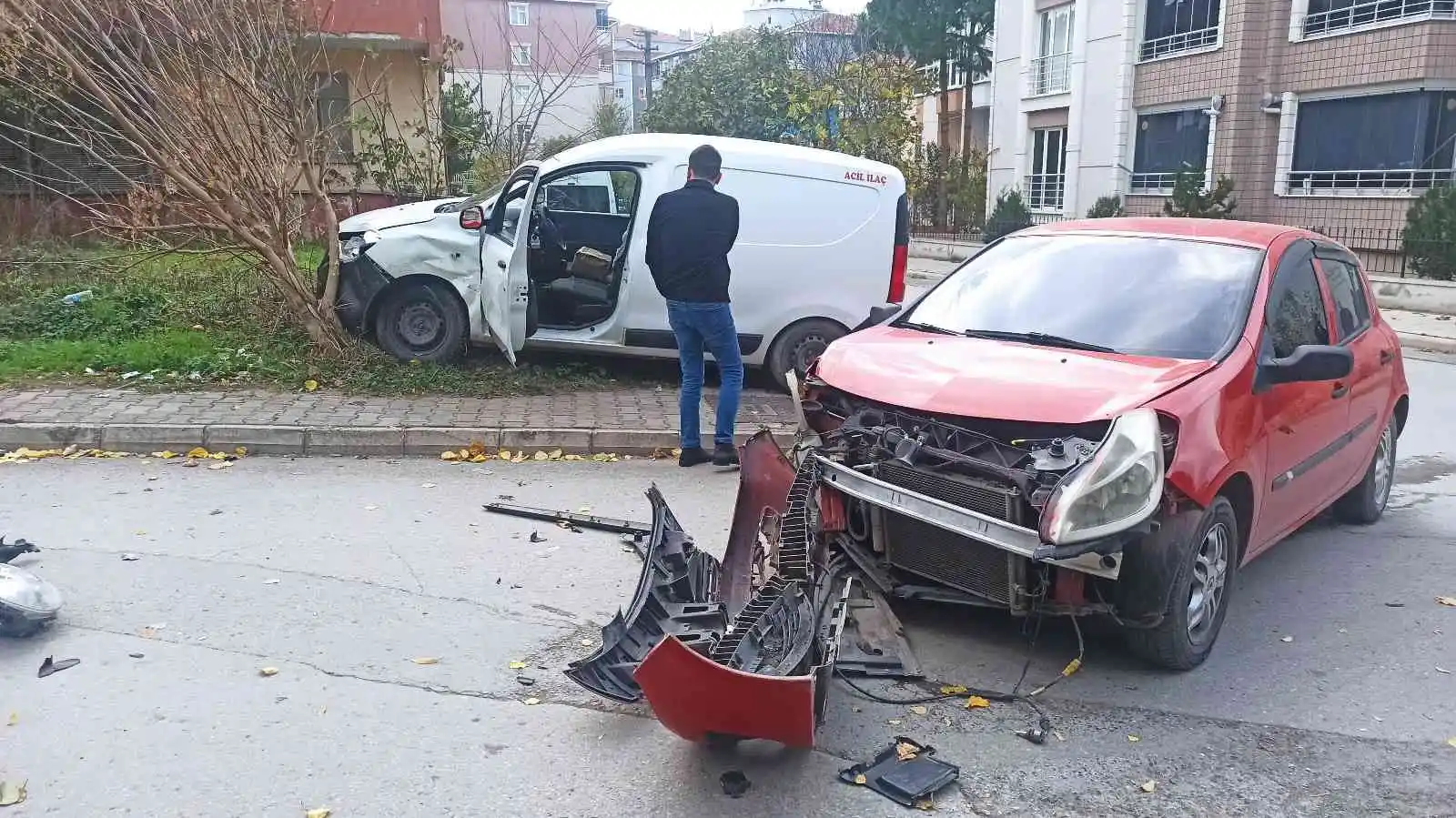 Otomobil ile hafif ticari araç çarpıştı: 1 yaralı
