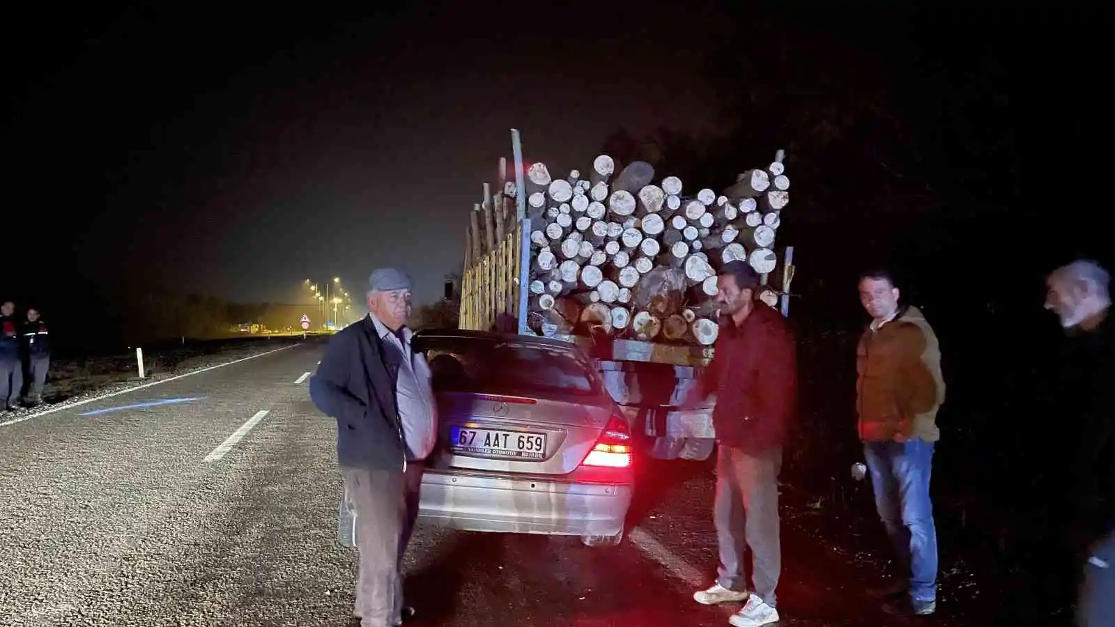 Otomobil tomruk yüklü kamyona çarptı: 1 yaralı