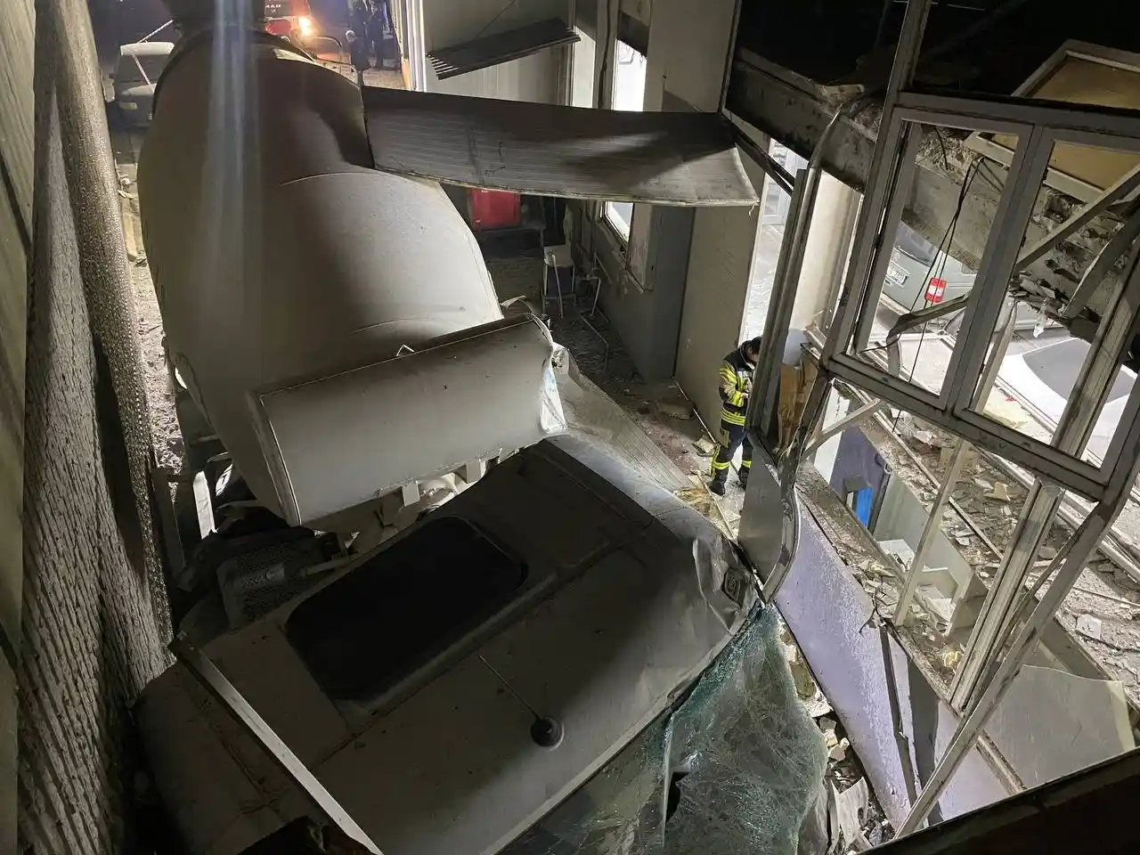 Otomobille çarpışan beton mikseri 10 metre yükseklikteki köprüden uçtu: 3 yaralı
