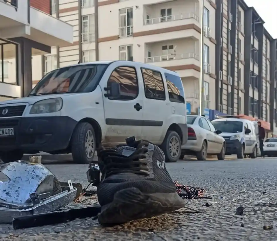 Otomobille çarpışan motosiklet sürücüsü ağır yaralandı
