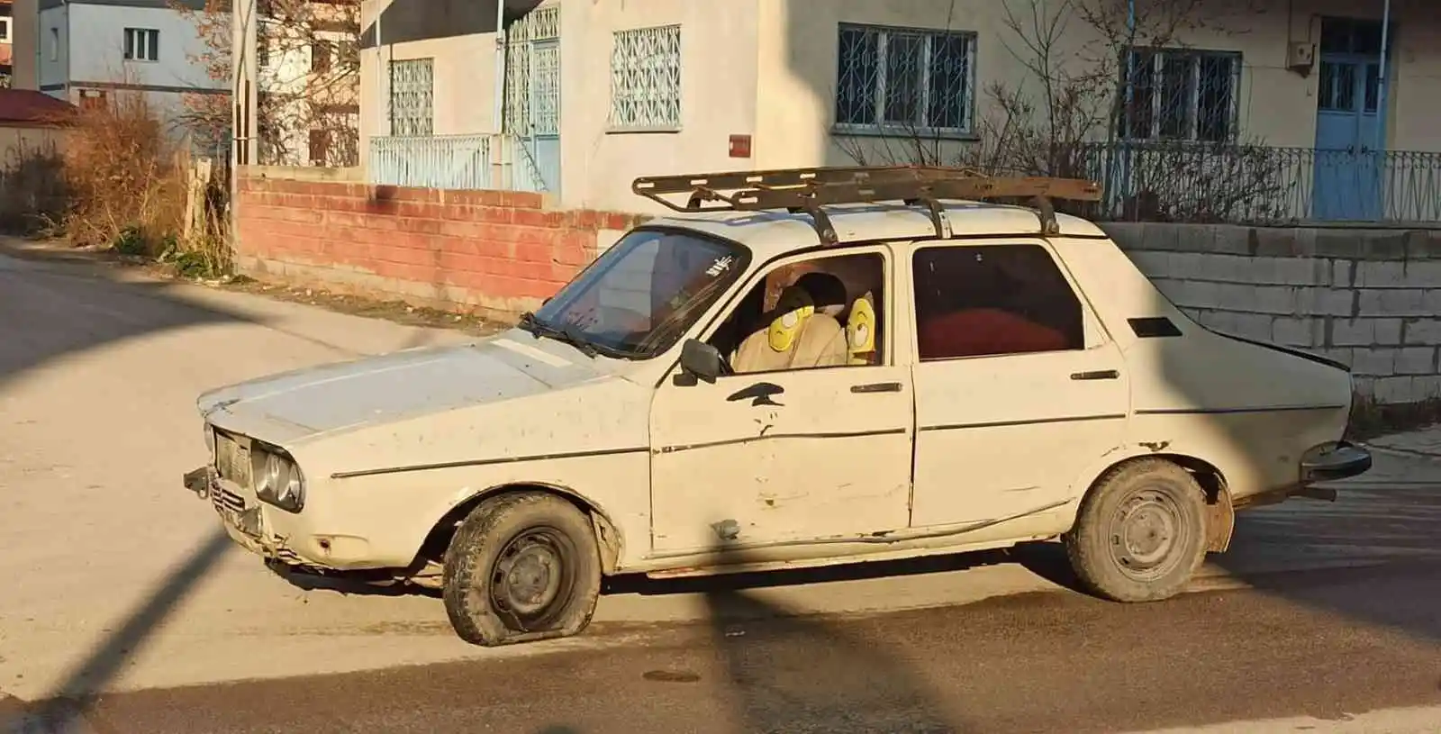 Otomobille çarpışan motosiklet sürücüsü ağır yaralandı
