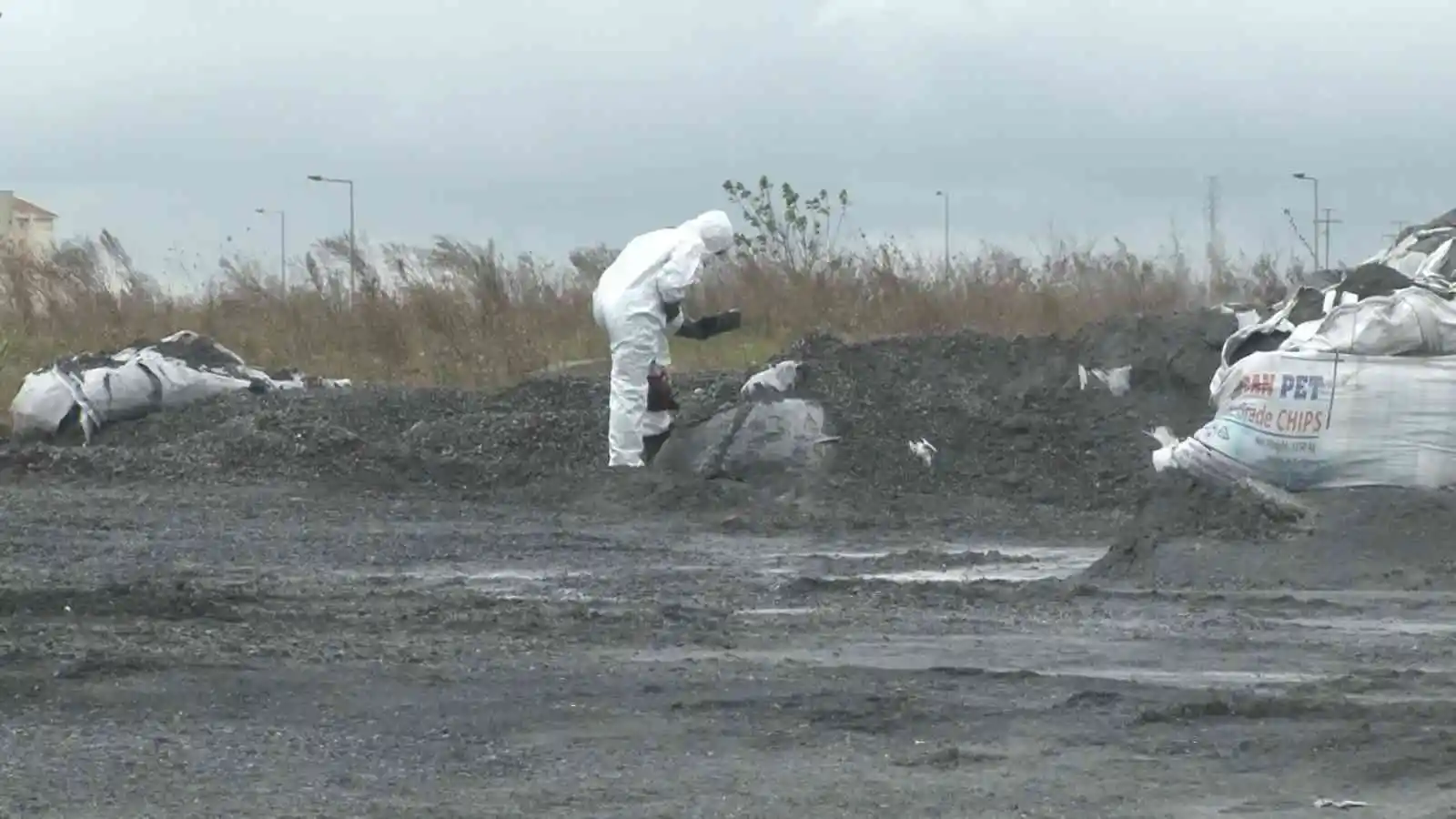 Otoyol kenarına kaçak şekilde bırakılan kimyasal madde paniğe neden oldu
