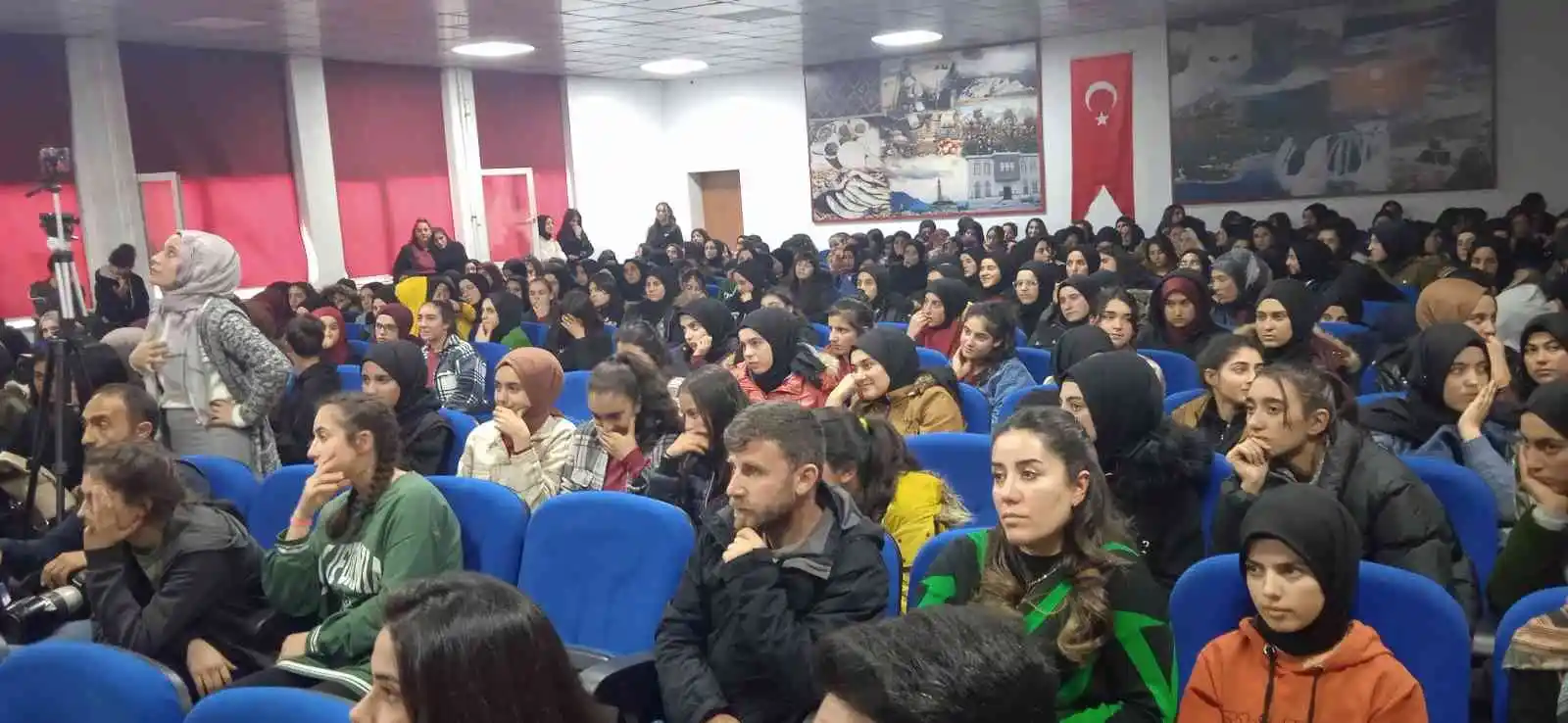 Özalp ilçesinde ‘Tarih ve Hafıza’ konulu konferans