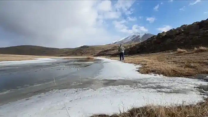 Özalp’te etkili olan soğuk hava Karasu Çayının donması neden oldu