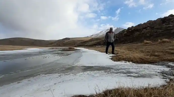 Özalp’te etkili olan soğuk hava Karasu Çayının donması neden oldu