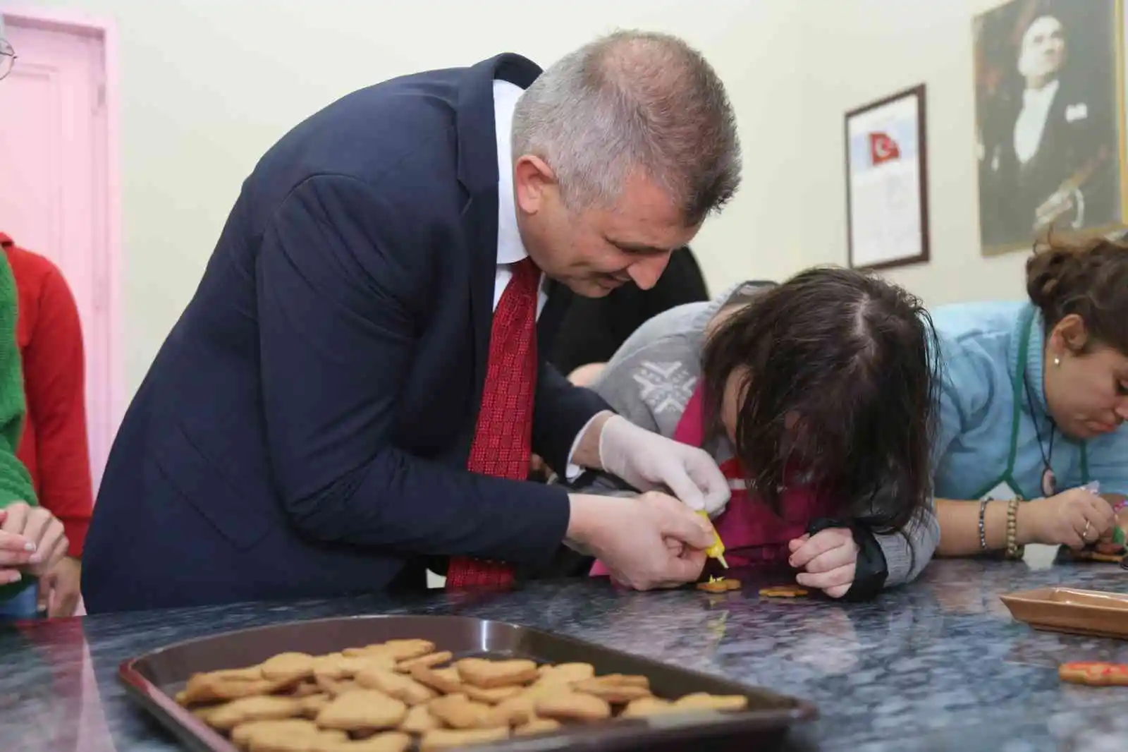 Özel bireyler kurabiye yapmanın heyecanını yaşadı