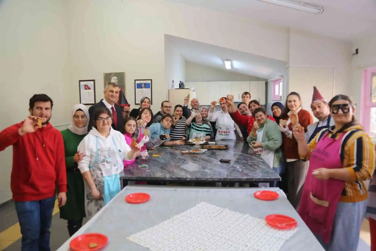 Özel bireyler kurabiye yapmanın heyecanını yaşadı