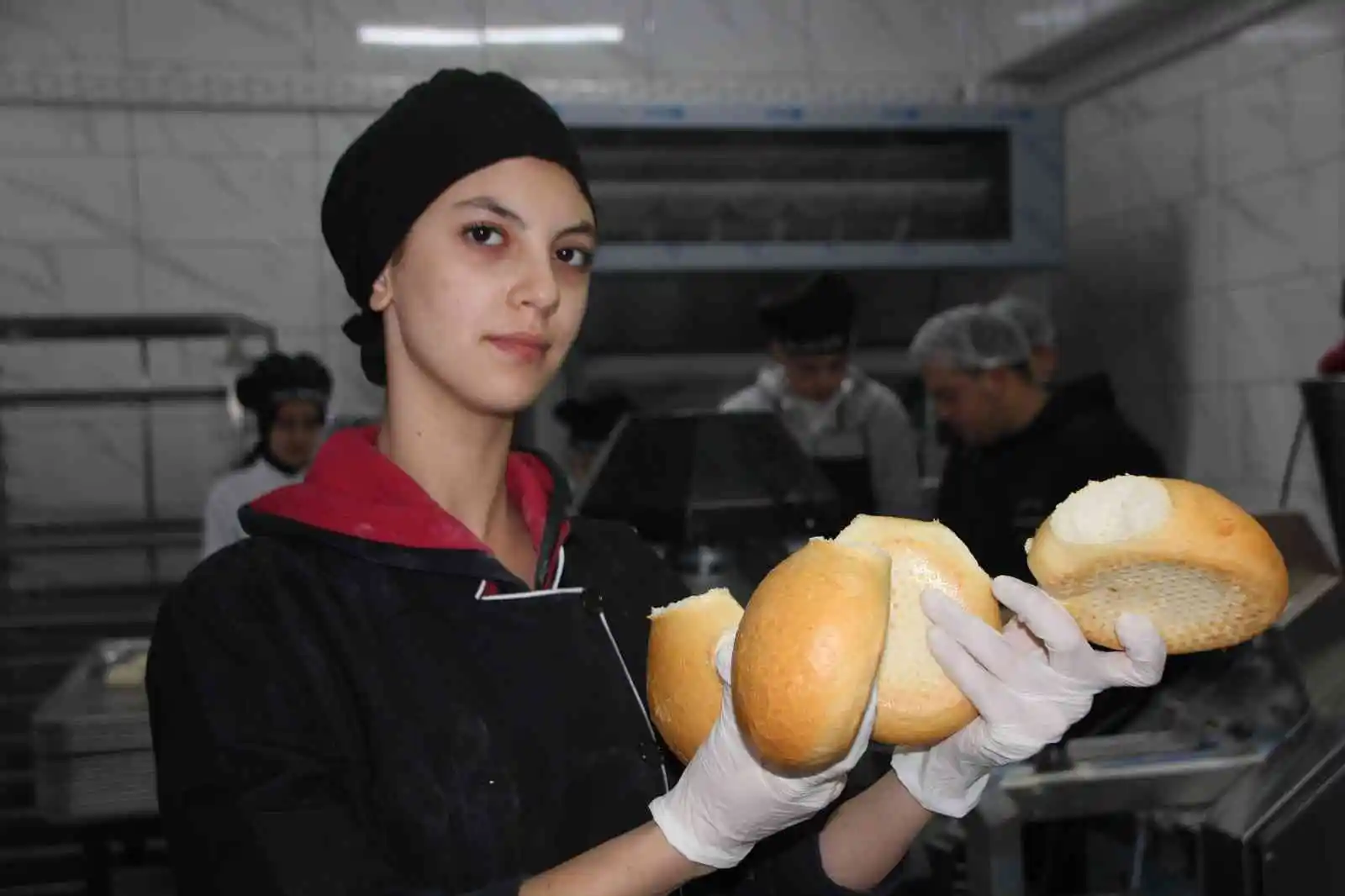 (ÖZEL) Bu öğrenciler günlük 10 bin ekmek üretmeyi hedefliyor

