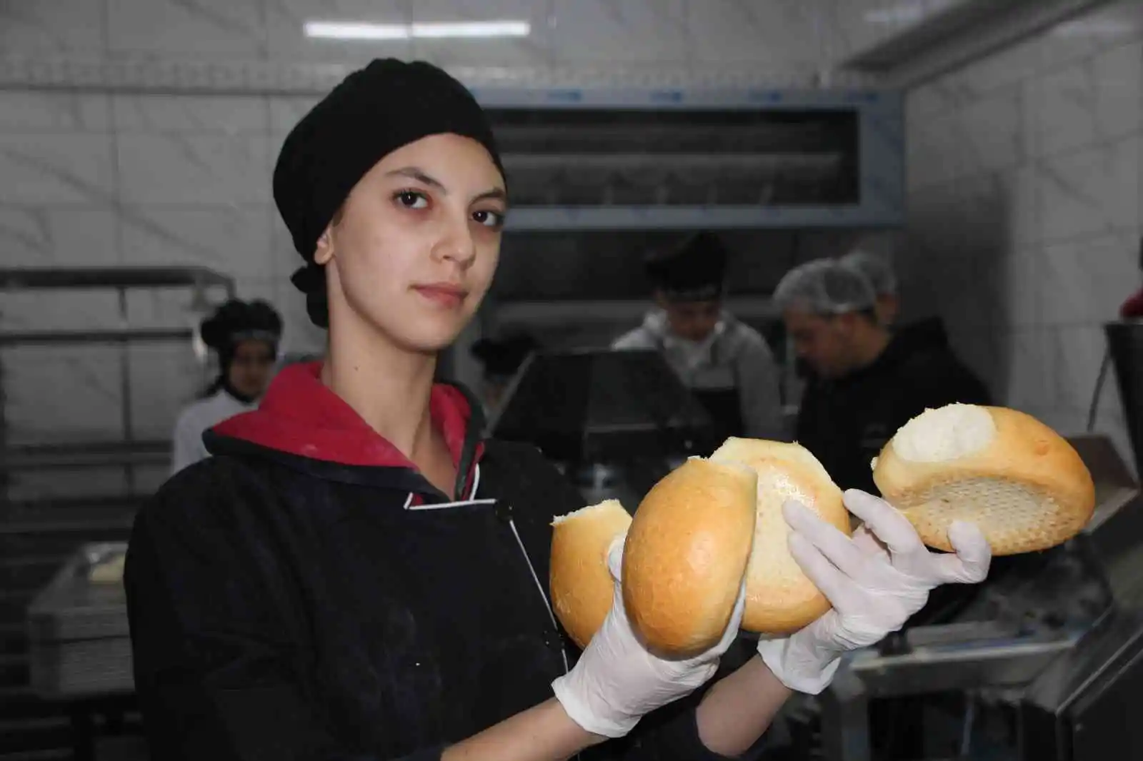 (ÖZEL) Bu öğrenciler günlük 10 bin ekmek üretmeyi hedefliyor