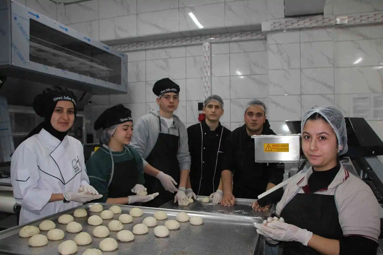 (ÖZEL) Bu öğrenciler günlük 10 bin ekmek üretmeyi hedefliyor