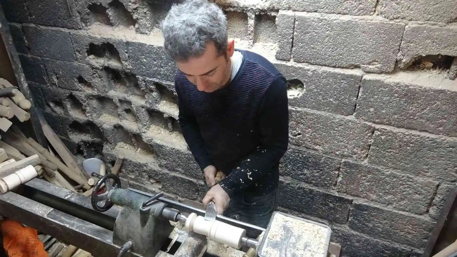 Özer kardeşler, yıllardır ahşabı işliyor
