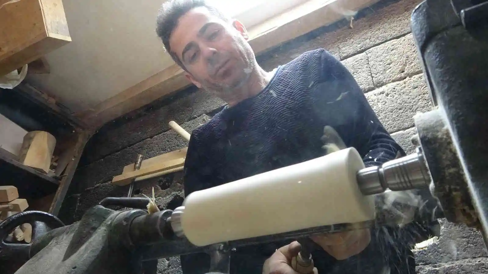 Özer kardeşler, yıllardır ahşabı işliyor
