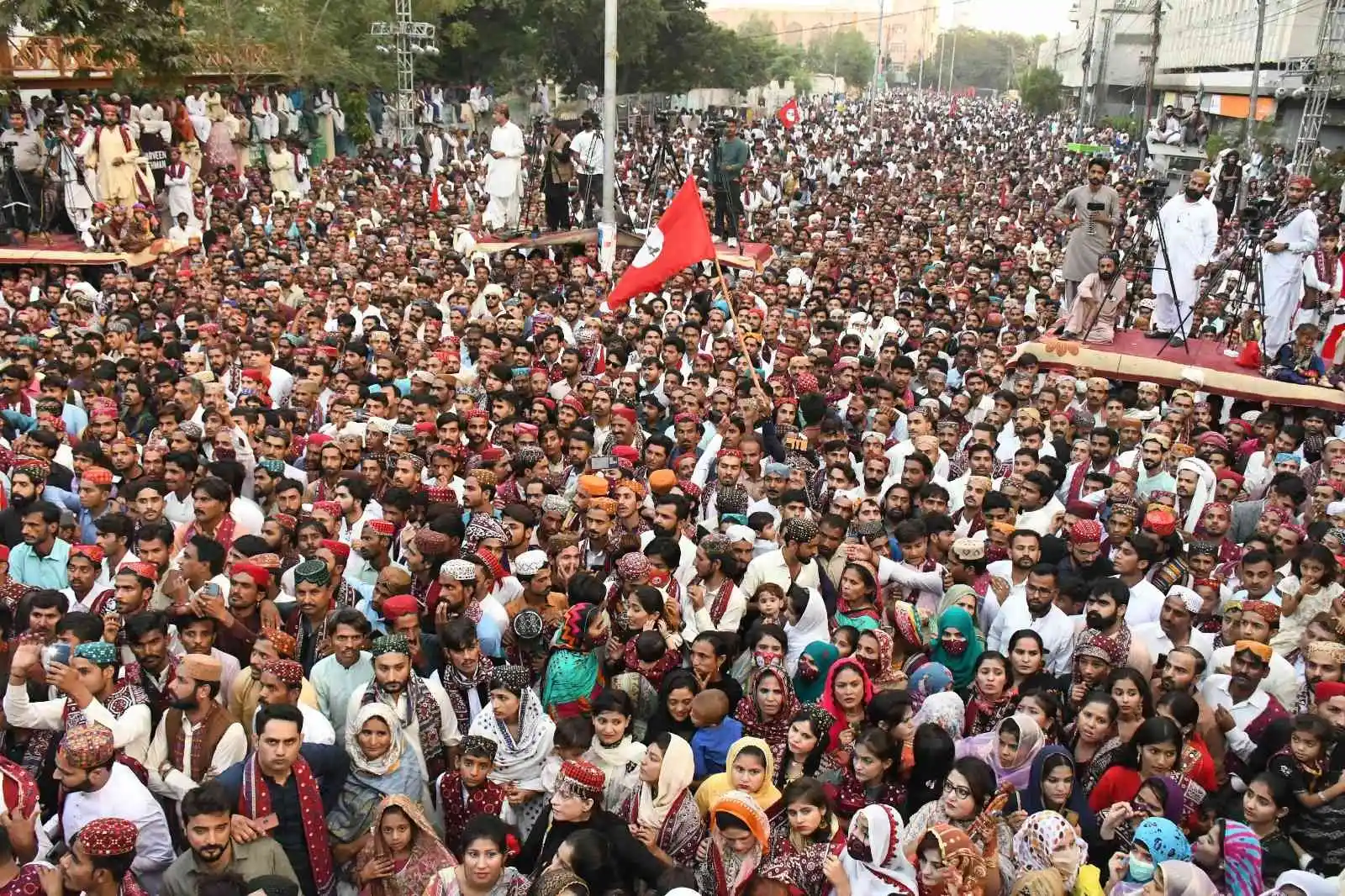 Pakistan'da coşkulu kalabalık Sindh Kültür Günü kutlamalarında bir araya geldi
