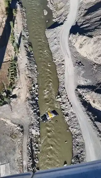 Paraşüt sporcusu köy sular altında kalmadan son atlayışını viyadükten yaptı