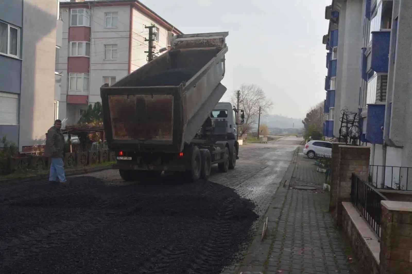 Parkenin üzerine asfalt döktüren belediye başkanı: "Teknik bilgiyi herkesin anlamasını bekleyemeyiz"
