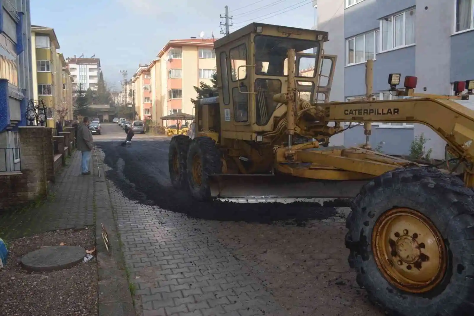 Parkenin üzerine asfalt döktüren belediye başkanı: “Teknik bilgiyi herkesin anlamasını bekleyemeyiz”