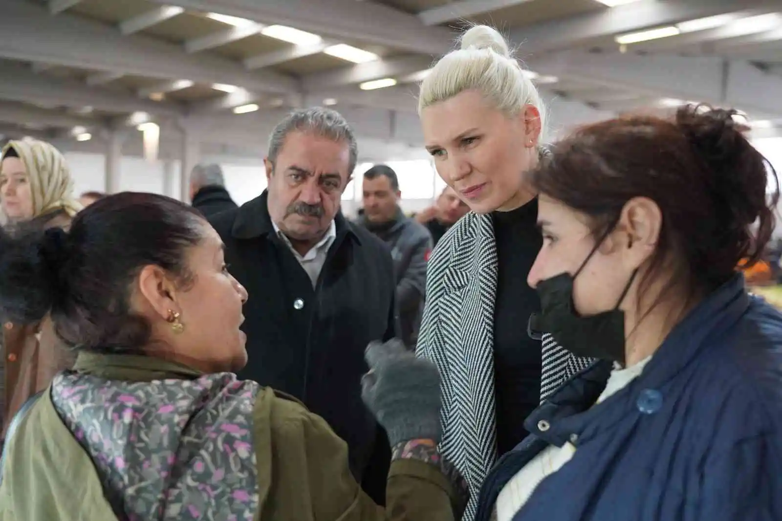 Pazar esnafı ve vatandaşları ziyaret etti