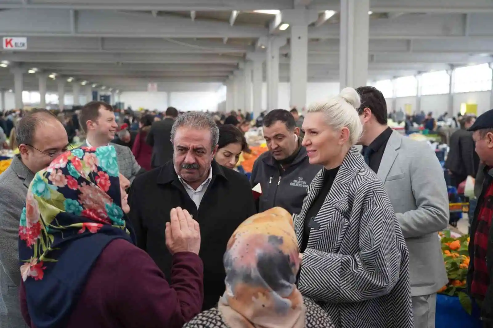 Pazar esnafı ve vatandaşları ziyaret etti