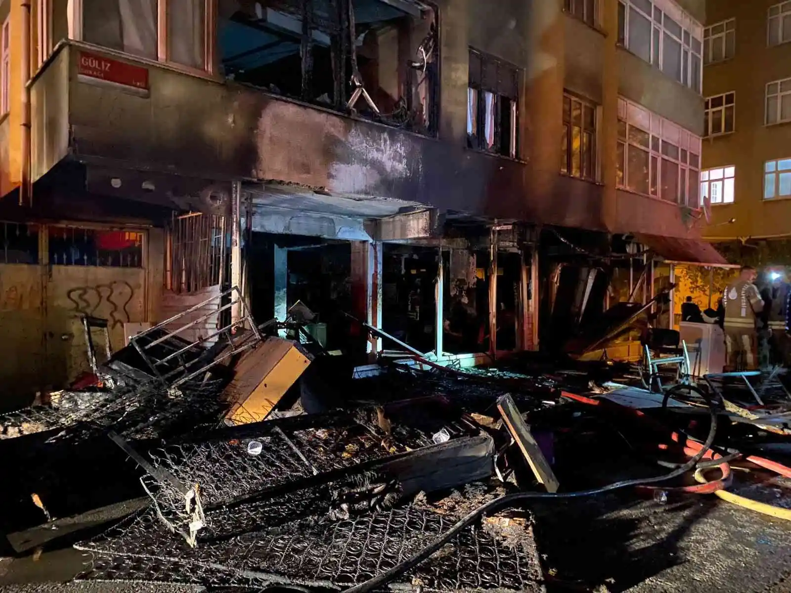 Pendik'te işyeri yangını: Vatandaşlar tahliye edildi