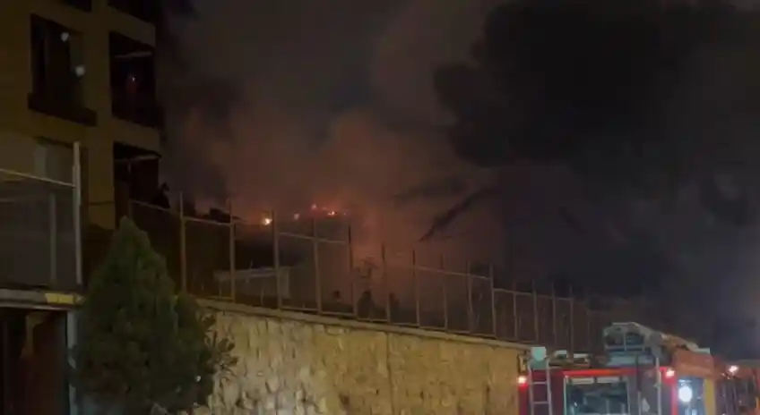 Pendik’te metruk binada çıkan yangın itfaiye ekiplerince kontrol altına alındı
