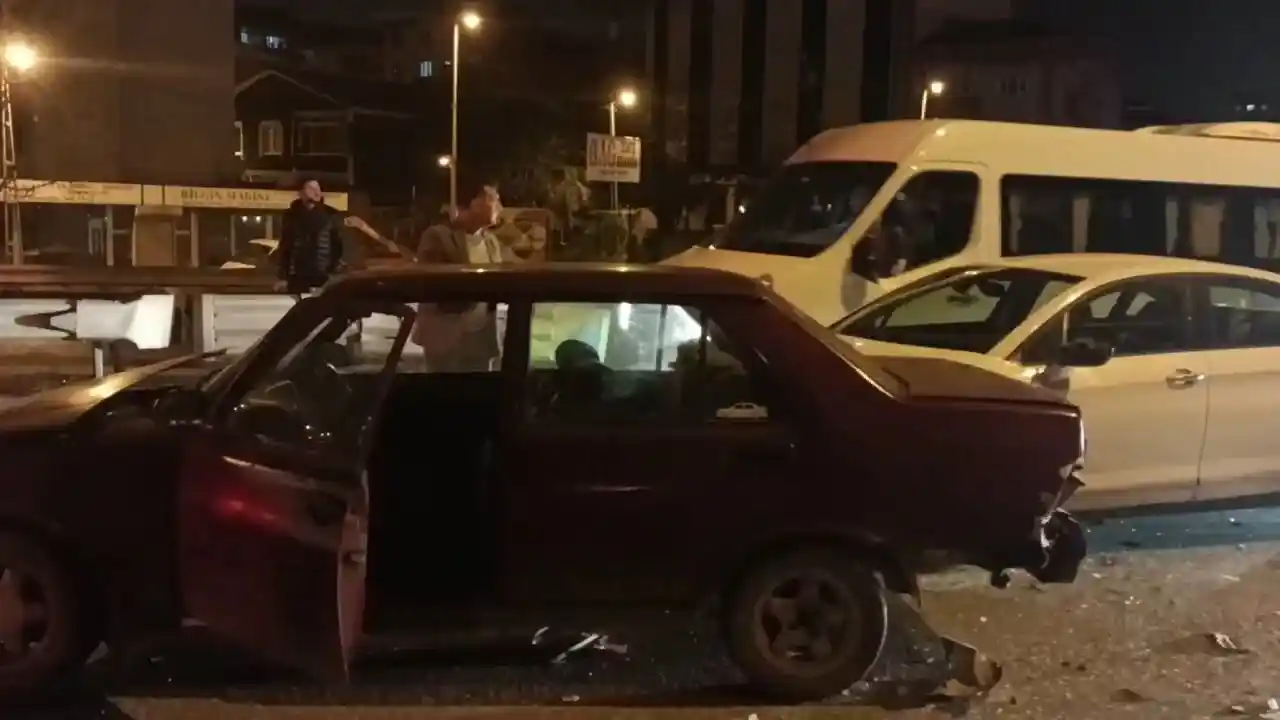 Pendik’te meydana gelen zincirleme trafik kazası trafiği felç etti
