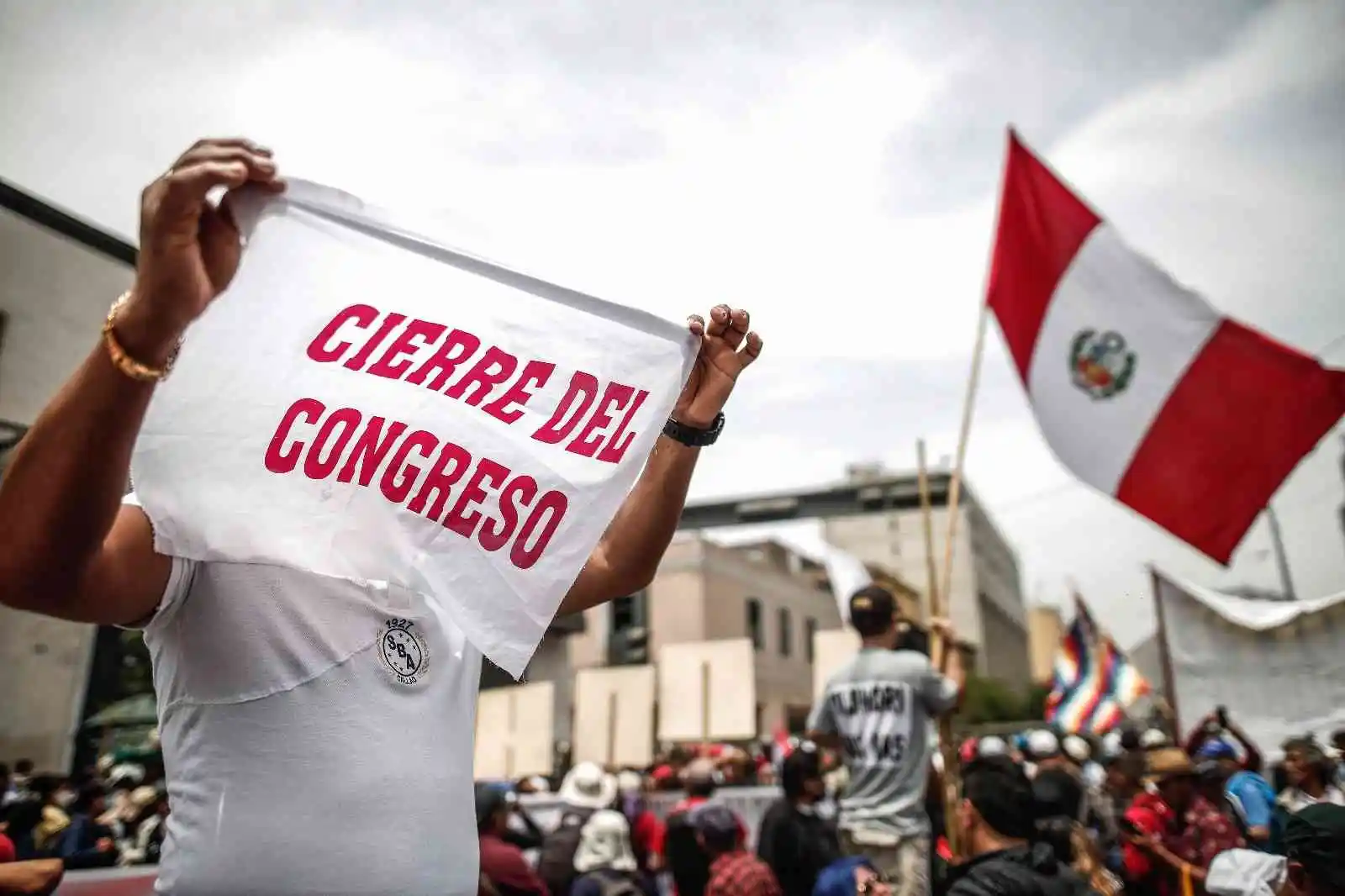 Peru Devlet Başkanı Castillo meclisi feshetti, OHAL ilan edildi