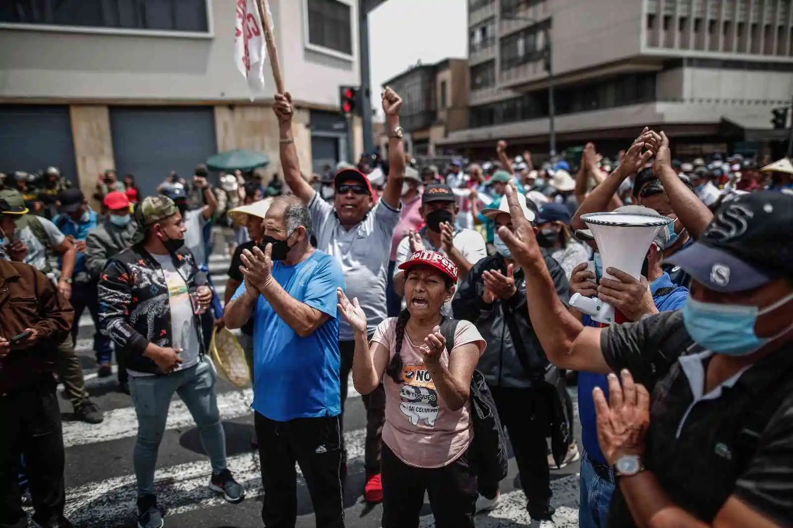 Peru Devlet Başkanı Castillo meclisi feshetti, OHAL ilan edildi