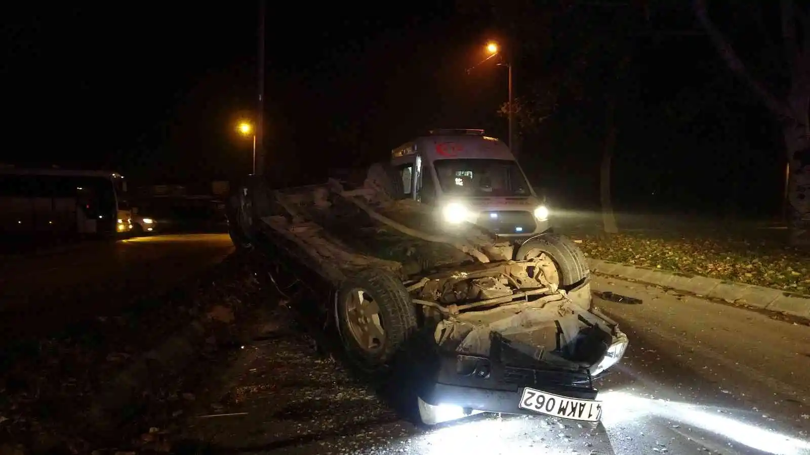 Polisten kaçan alkollü ve ehliyetsiz sürücü takla attı: 3 yaralı
