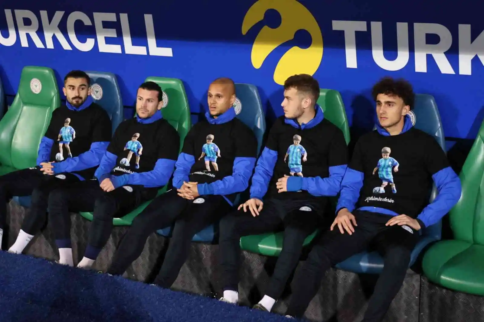 Rizesporlu oyuncular seremoniye Minik Yiğit’in olduğu fotoğrafı ile çıktı