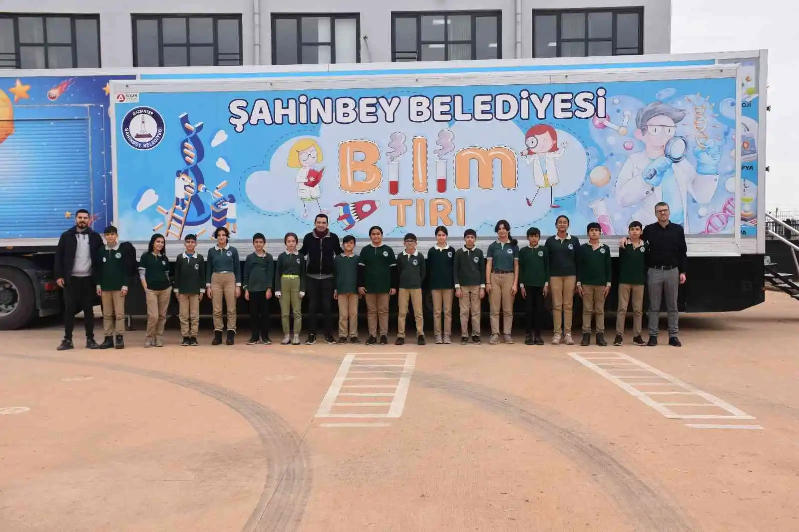 Şahinbey ‘Bilim Tırı’ ile bilimi ve teknolojiyi okullara taşıyor
