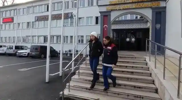 Sahte bilezik satarak sırra kadem bastı, tekrar gelince yakalandı
