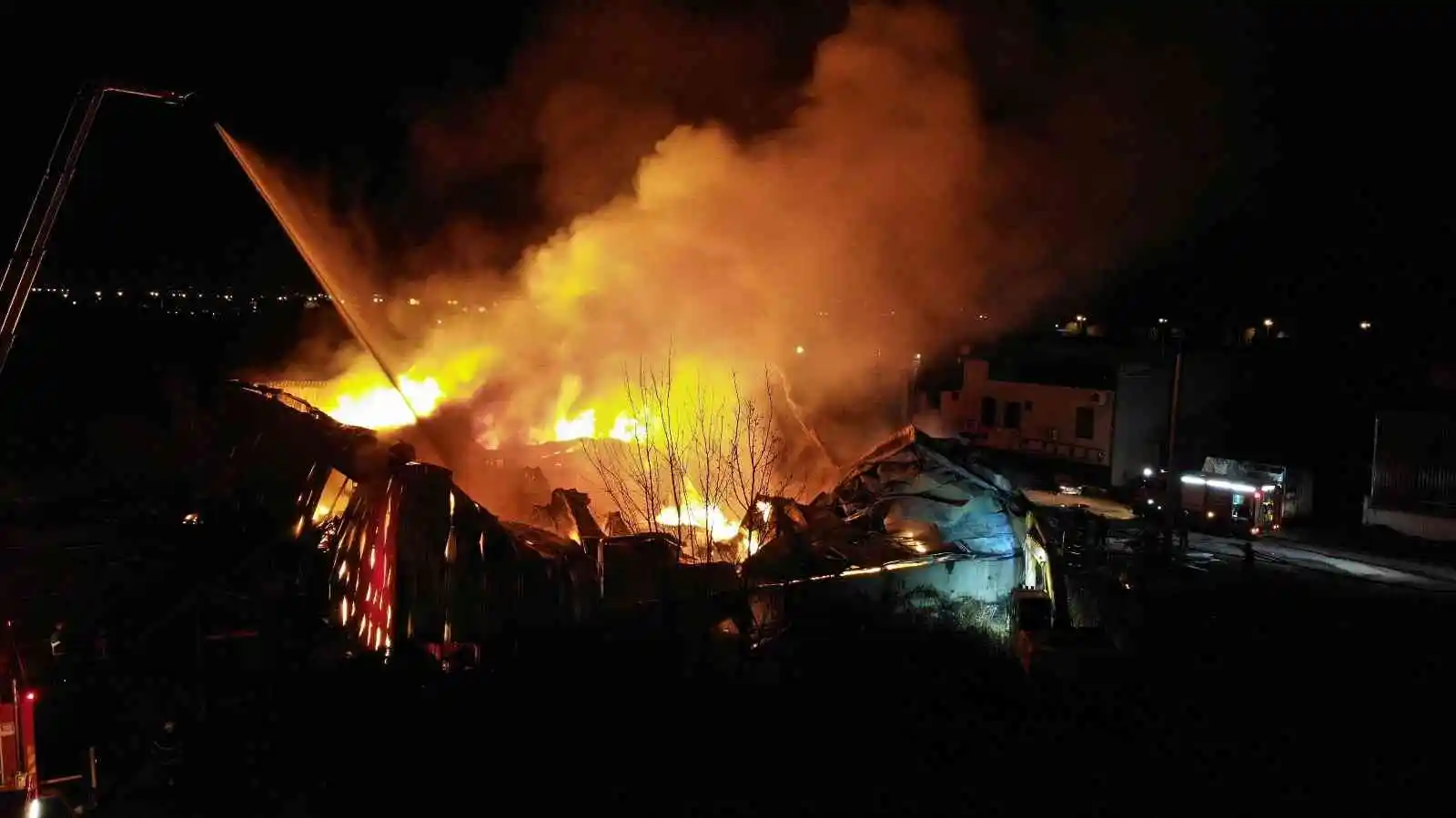 Sakarya’daki korkutan yangın havadan görüntülendi
