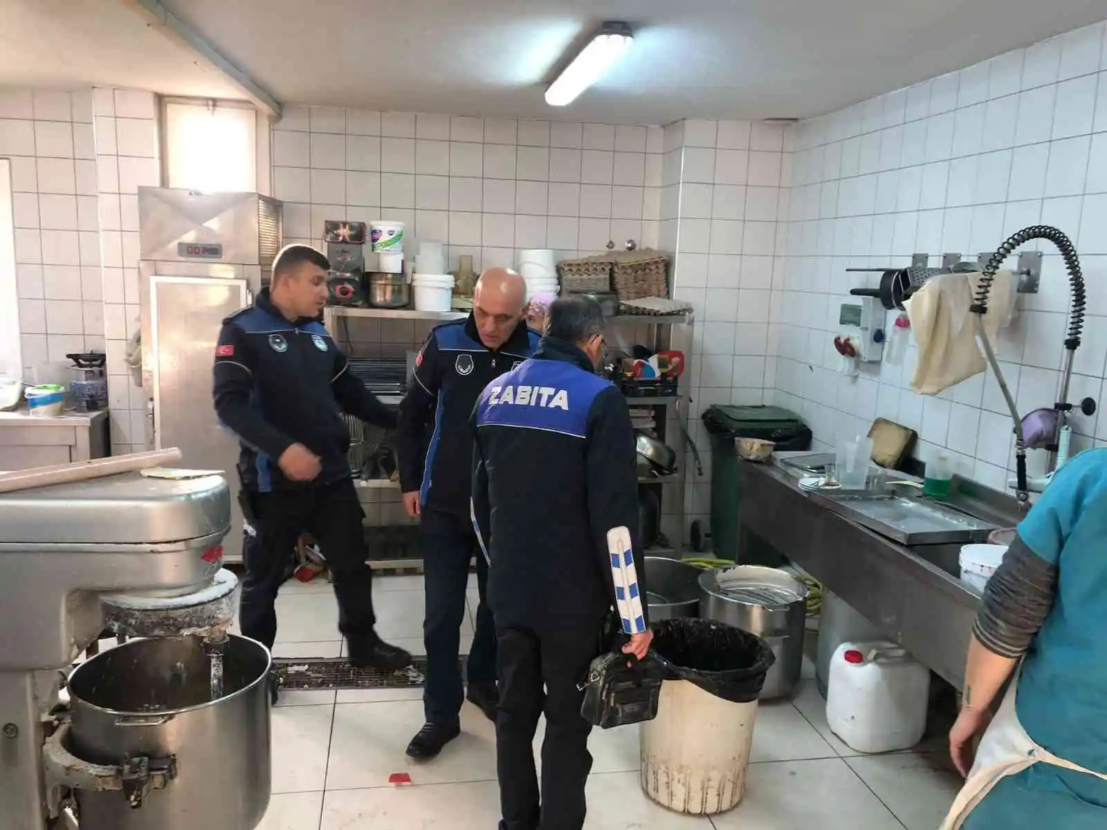 Salihli'de zabıta pastane ve tatlı imalathanelerini denetledi