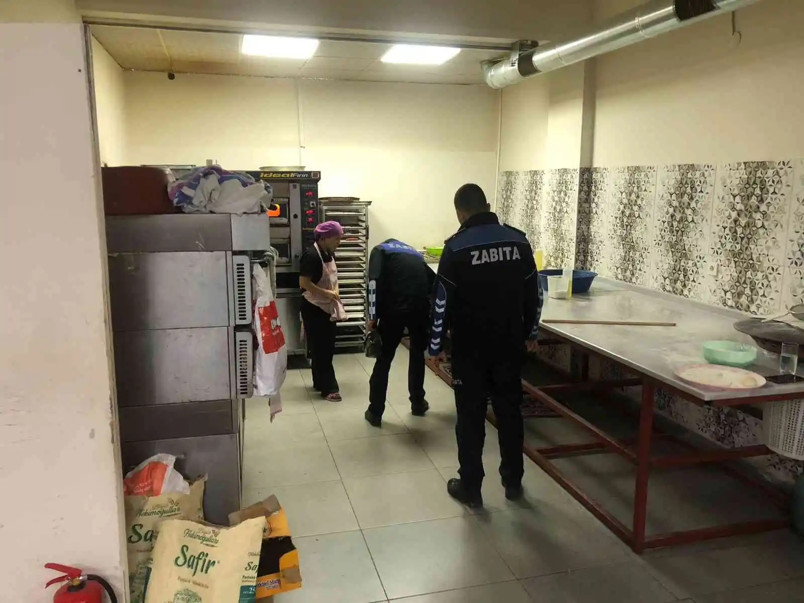 Salihli’de zabıta pastane ve tatlı imalathanelerini denetledi
