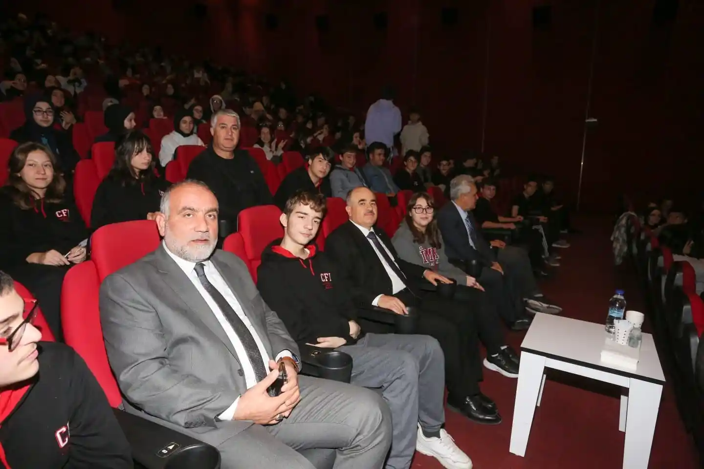Samsun protokolü öğrencilerle 'Buğday Tanesi' filmini izledi