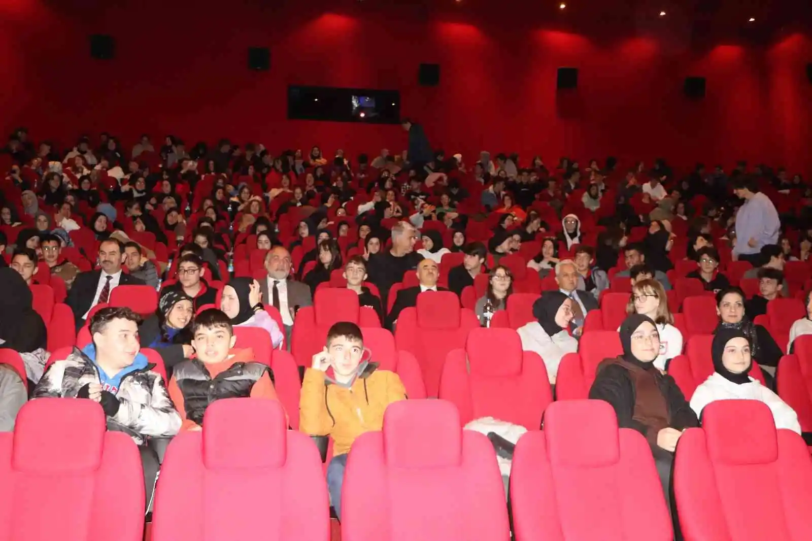 Samsun protokolü öğrencilerle ’Buğday Tanesi’ filmini izledi