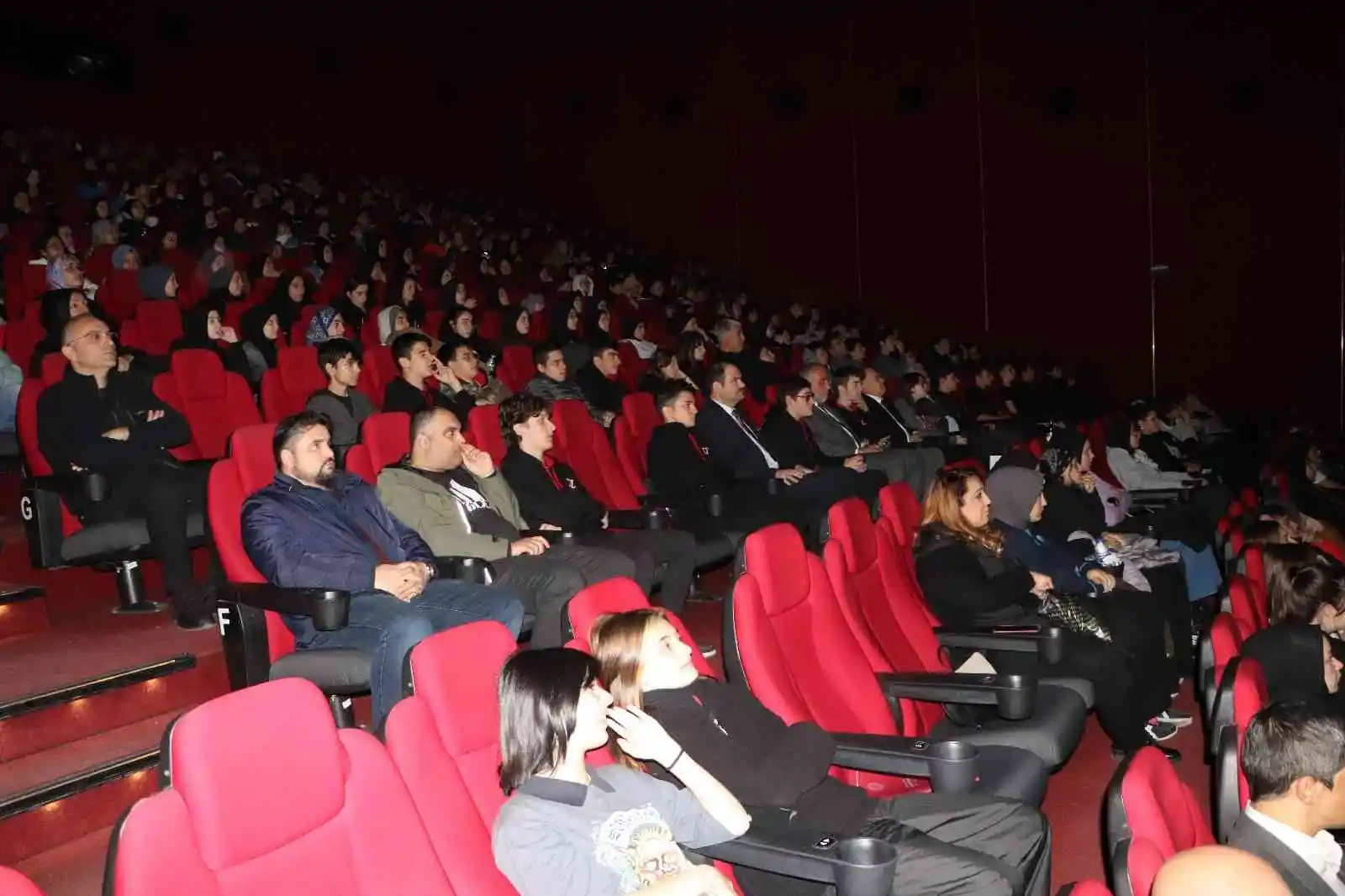 Samsun protokolü öğrencilerle ’Buğday Tanesi’ filmini izledi