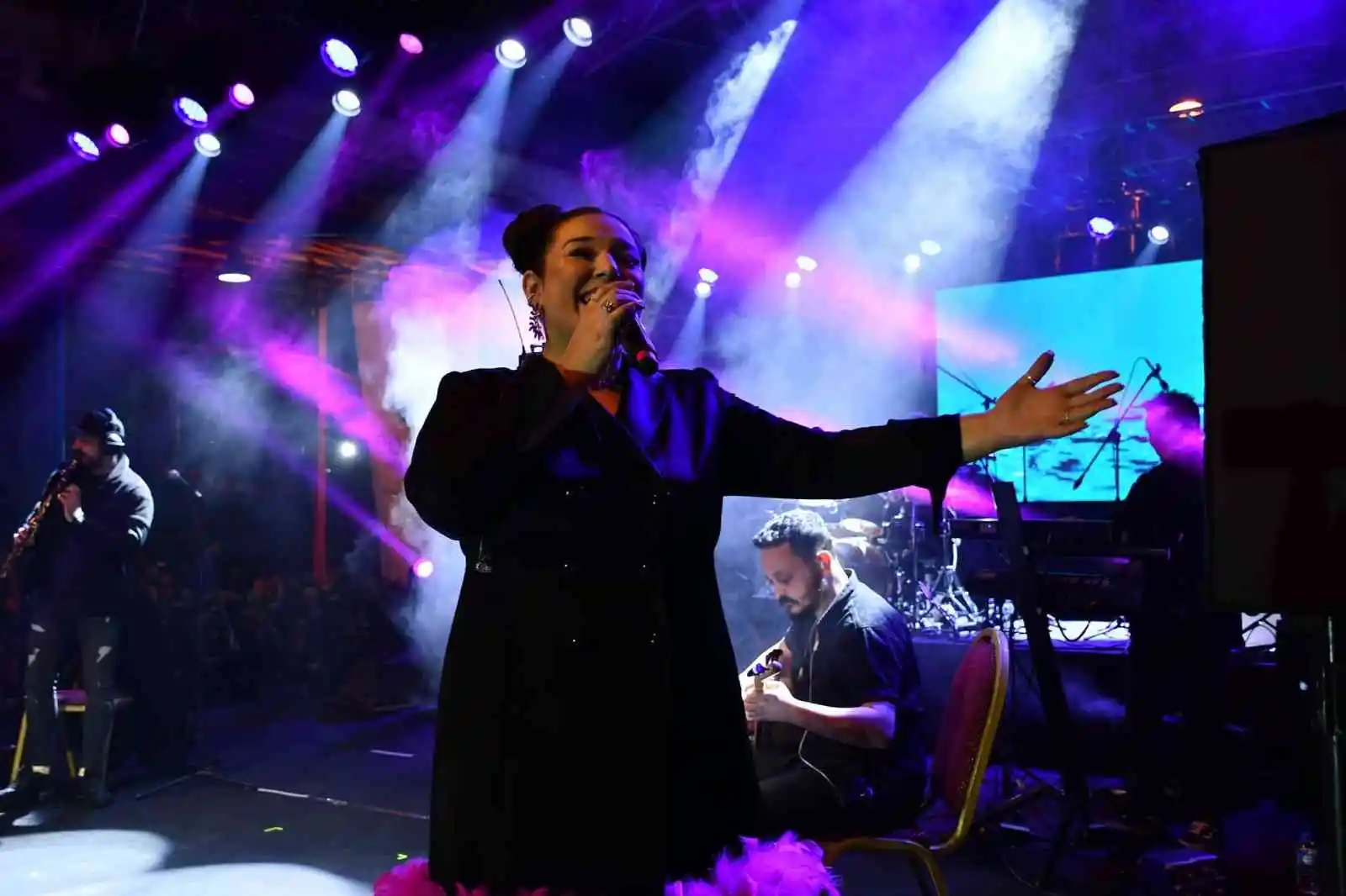 Sanatçı Tuğçe Kandemir, Dörtyol'da konser verdi