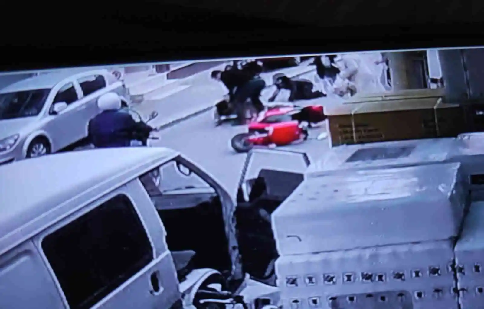 Saplantılı şahsın çocuğunun gözü önünde bıçakladığı kadını esnaf kurtardı