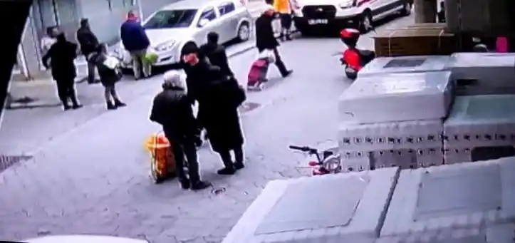 Saplantılı şahsın çocuğunun gözü önünde bıçakladığı kadını esnaf kurtardı