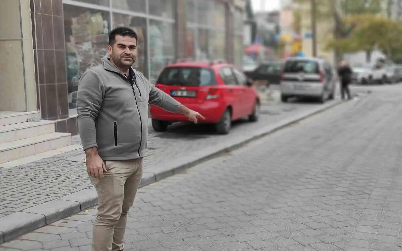Saplantılı şahsın çocuğunun gözü önünde bıçakladığı kadını esnaf kurtardı