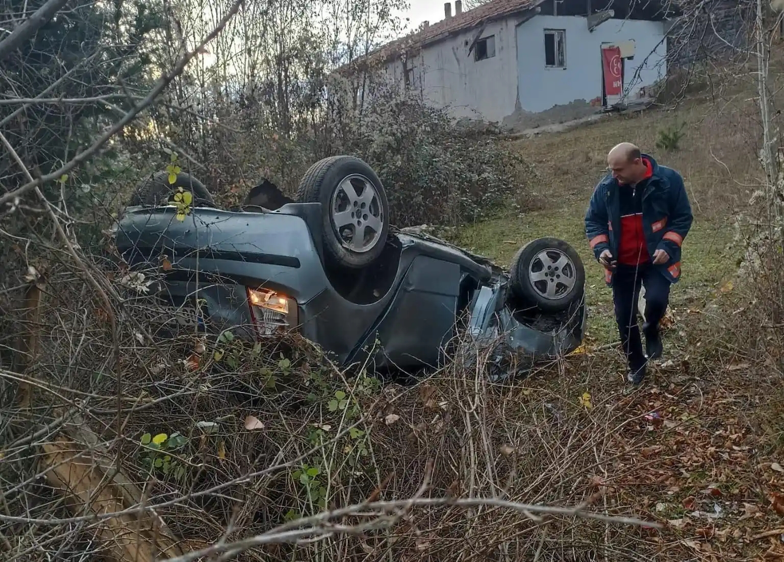 Şarampole devrilen otomobildeki askeri personel yaralandı
