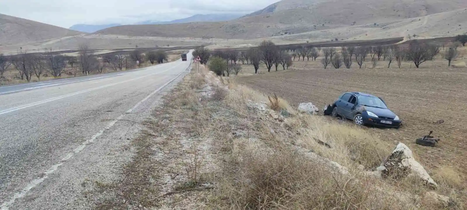 Şarampole giren otomobilde 3 kişi yaralandı