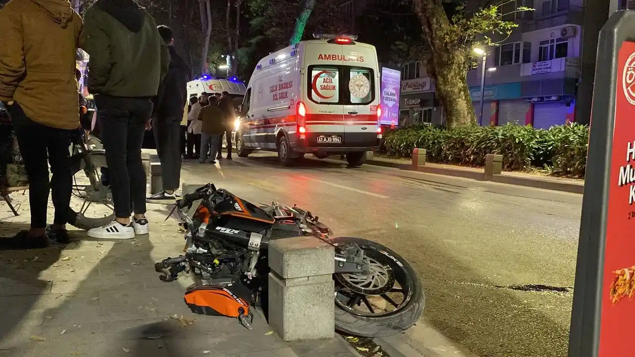 Savrulan motosiklet 30 metre sürüklendi, 2 kişi ağır yaralandı... O anlar kamerada
