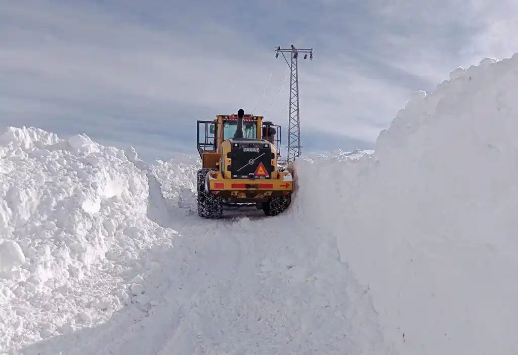 Şemdinli'de 3 metreyi bulan karda yol çalışması
