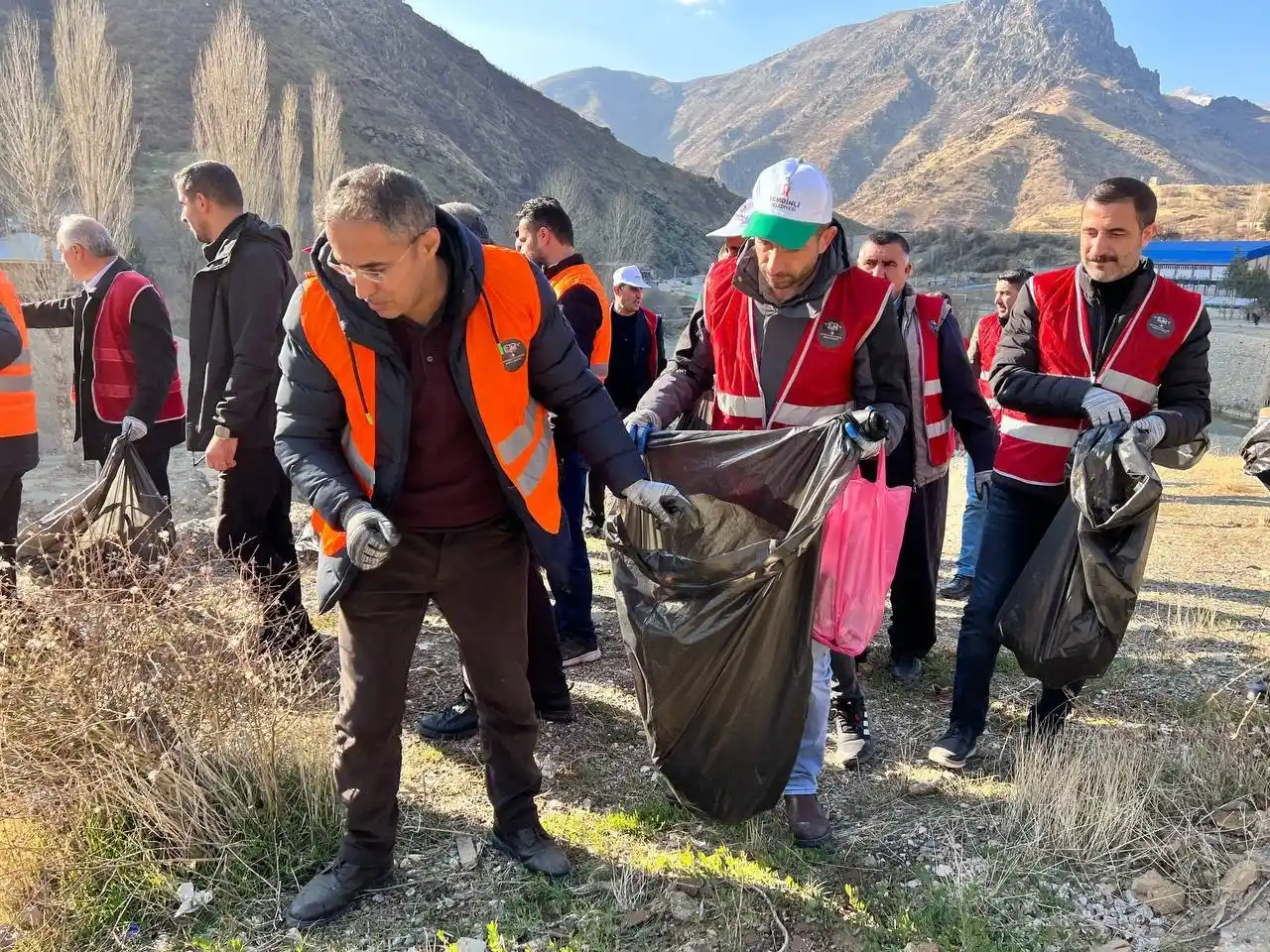 Şemdinli’de tonlarca çöp toplandı
