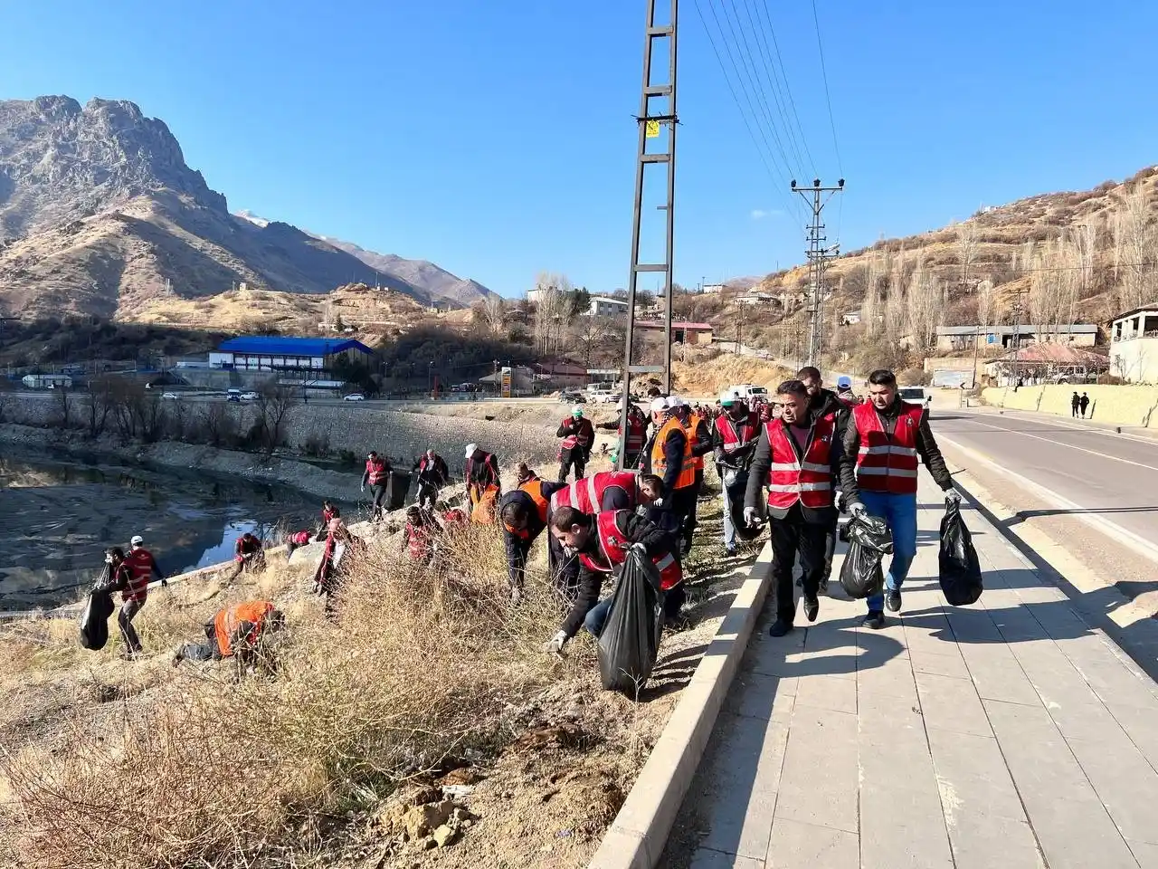 Şemdinli’de tonlarca çöp toplandı
