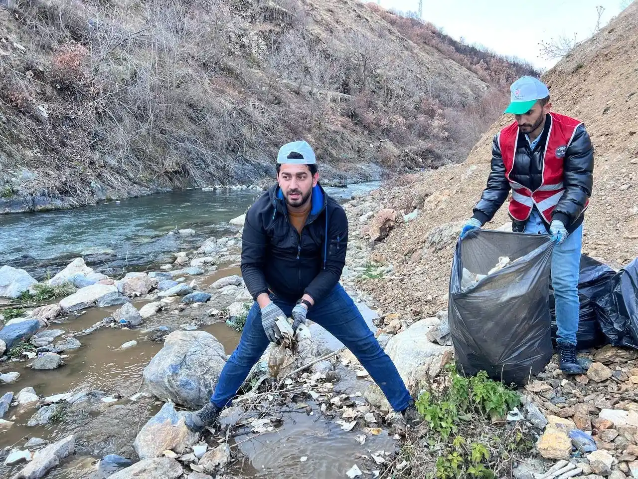 Şemdinli’de tonlarca çöp toplandı
