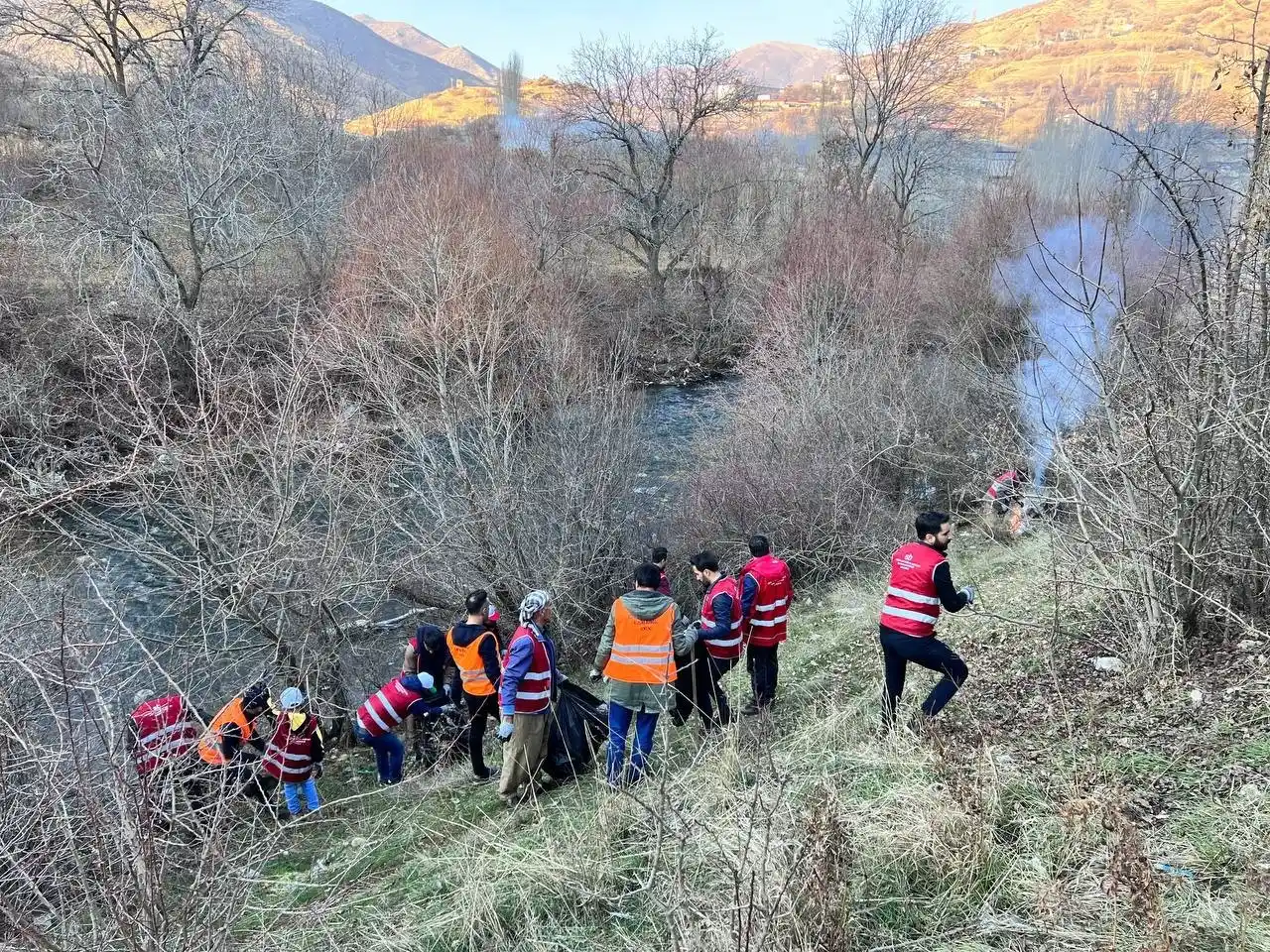 Şemdinli’de tonlarca çöp toplandı
